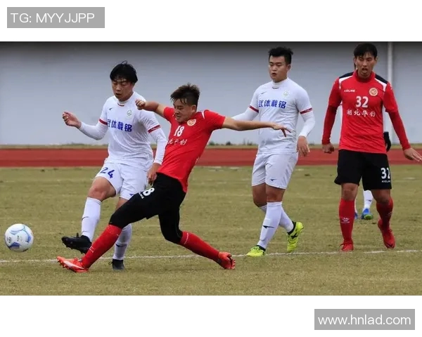 重庆足球队在总决赛中的灵活性表现与战术调整分析