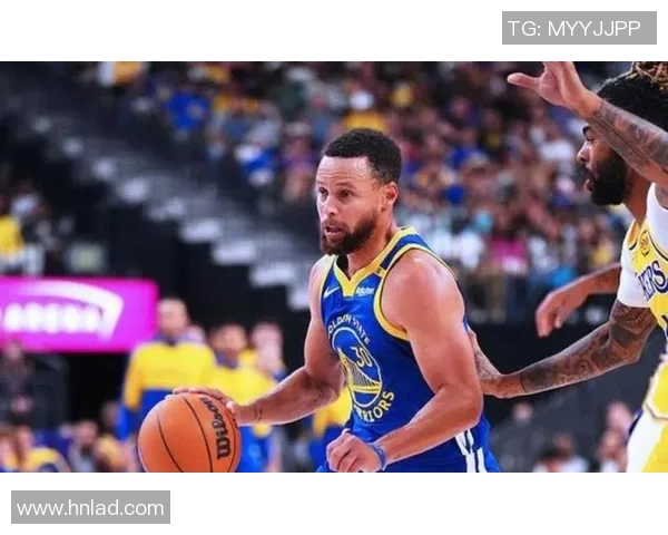 勇士与魔术对决库里精彩集锦回顾展现超级球星的绝佳表现